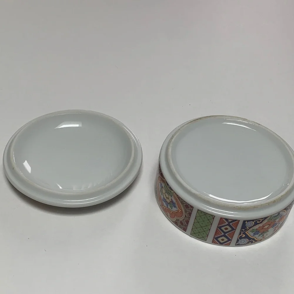 Elegant & Stylish Floral Ceramic Makeup Organizer. Used in Great condition. 5x5.